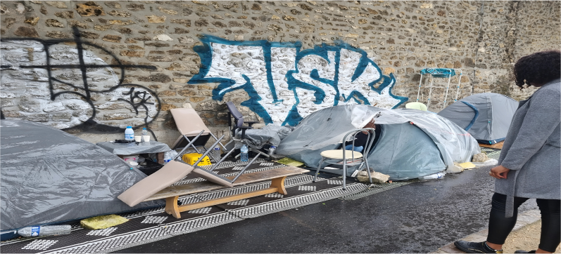 Distribution de protections hygiéniques aux femmes sans abri, de Porte de la Chapelle à Château Rouge, à l’occasion de la Journée internationale de l’hygiène menstruelle.