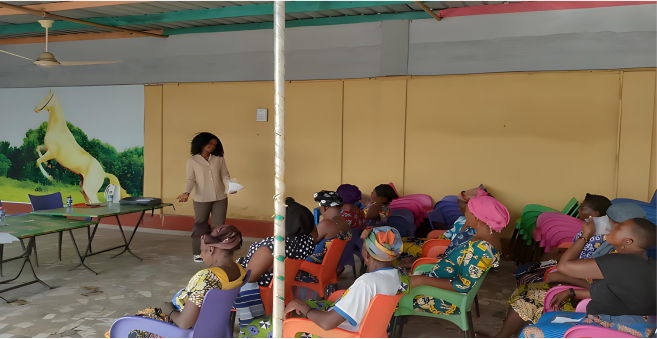 Une femme devant d'un public, en parlant